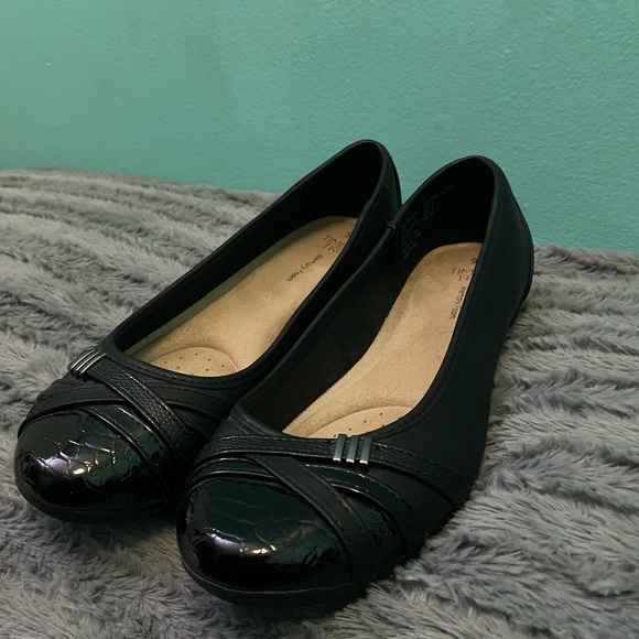 Women’s NWOT shoes - Picture 2 of 5